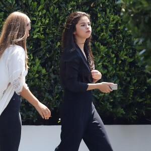 Exclusif - Selena Gomez quitte le restaurant Cecconi de Los Angeles avec une amie le 18 août 2015.