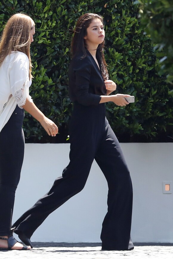 Exclusif - Selena Gomez quitte le restaurant Cecconi de Los Angeles avec une amie le 18 août 2015.