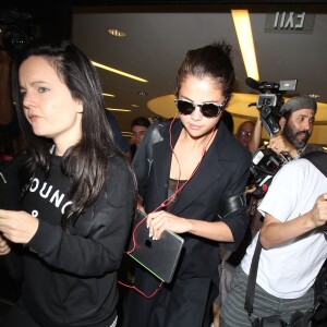 Selena Gomez arrive à l'aéroport LAX de Los Angeles. Le 28 juillet 2015