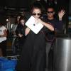 Selena Gomez arrive à l'aéroport de LAX à Los Angeles. Elle porte un Ipad de la marque Apple à la main. Le 28 juillet 2015