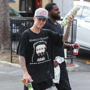 Justin Bieber a acheté un sandwich chez Subway avec son garde du corps à Los Angeles, le 6 août 2015.