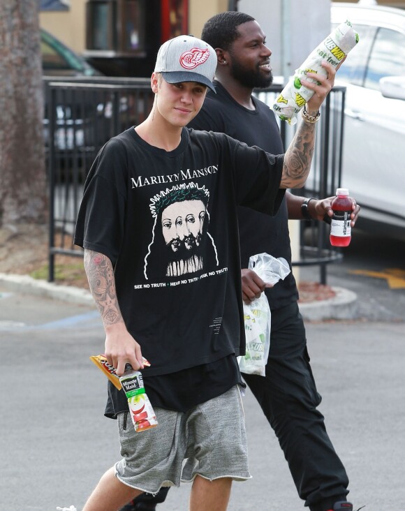 Justin Bieber a acheté un sandwich chez Subway avec son garde du corps à Los Angeles, le 6 août 2015.