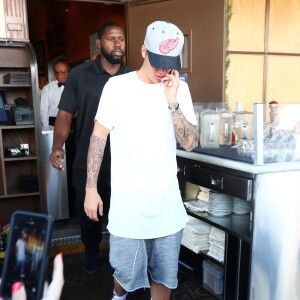 Justin Bieber quitte un restaurant et porte des chaussettes avec l'inscription "Fuck You" à Beverly Hills le 30 juillet 2015.