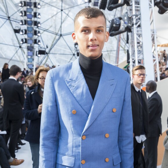 Stromae au défilé Louis Vuitton prêt-à-porter collection Automne-Hiver 2015-2016 à Paris, le 11 mars 2015.