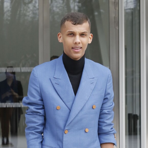 Stromae au défilé Louis Vuitton prêt-à-porter collection Automne-Hiver 2015-2016 à Paris, le 11 mars 2015.