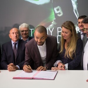 Tony Parker lors de l'annonce de la création de l'Académie Tony Parker, à Villeurbanne le 22 septembre 2015, en compagnie du sénateur -maire de Lyon Gerard Collomb et du maire de Villeurbanne Jean Paul Bret