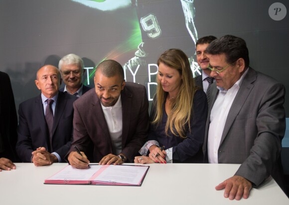 Tony Parker lors de l'annonce de la création de l'Académie Tony Parker, à Villeurbanne le 22 septembre 2015, en compagnie du sénateur -maire de Lyon Gerard Collomb et du maire de Villeurbanne Jean Paul Bret
