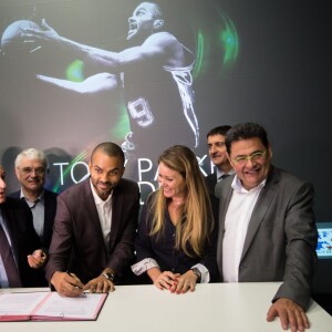 Tony Parker lors de l'annonce de la création de l'Académie Tony Parker, à Villeurbanne le 22 septembre 2015, en compagnie du sénateur -maire de Lyon Gerard Collomb et du maire de Villeurbanne Jean Paul Bret