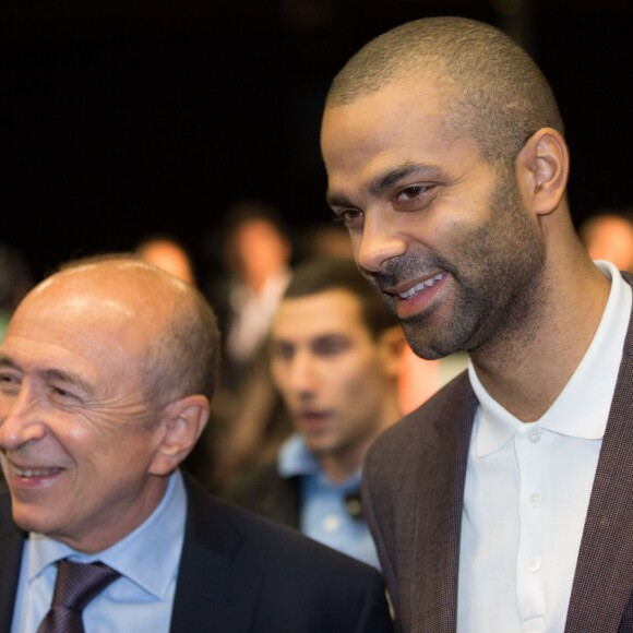 Tony Parker lors de l'annonce de la création de l'Académie Tony Parker, à Villeurbanne le 22 septembre 2015, en compagnie du sénateur -maire de Lyon Gerard Collomb