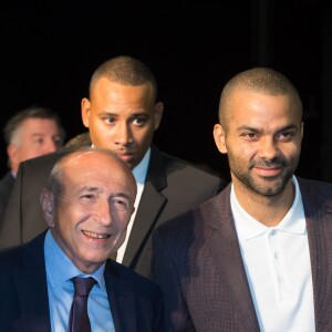 Tony Parker lors de l'annonce de la création de l'Académie Tony Parker, à Villeurbanne le 22 septembre 2015 en compagnie du sénateur -maire de Lyon Gerard Collomb