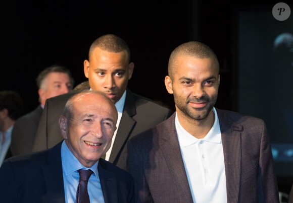 Tony Parker lors de l'annonce de la création de l'Académie Tony Parker, à Villeurbanne le 22 septembre 2015 en compagnie du sénateur -maire de Lyon Gerard Collomb