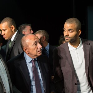 Tony Parker lors de l'annonce de la création de l'Académie Tony Parker, à Villeurbanne le 22 septembre 2015, en compagnie du sénateur -maire de Lyon Gerard Collomb et du maire de Villeurbanne Jean Paul Bret