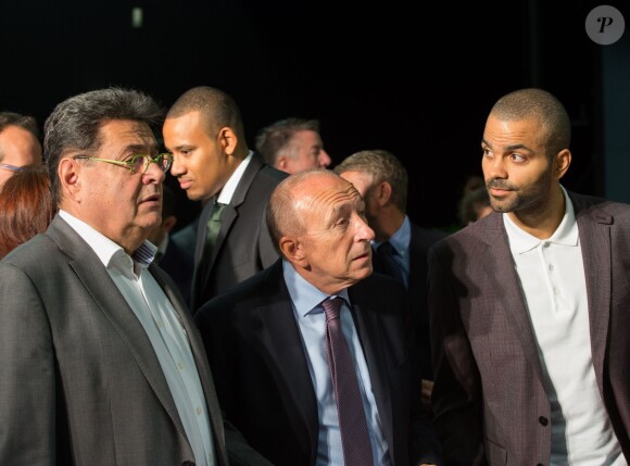 Tony Parker lors de l'annonce de la création de l'Académie Tony Parker, à Villeurbanne le 22 septembre 2015, en compagnie du sénateur -maire de Lyon Gerard Collomb et du maire de Villeurbanne Jean Paul Bret