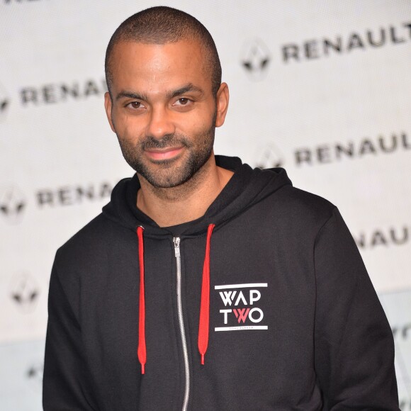 Tony Parker rencontre ses fans lors d'une séance de dédicaces à l'occasion du Basket Ball Day à l'Atelier Renault, sur les Champs-Elysées à Paris, le 23 septembre 2015, marquant la fin de l'EuroBasket 2015.