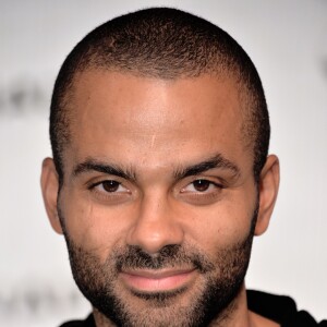 Tony Parker rencontre ses fans lors d'une séance de dédicaces à l'occasion du Basket Ball Day à l'Atelier Renault, sur les Champs-Elysées à Paris, le 23 septembre 2015, marquant la fin de l'EuroBasket 2015.