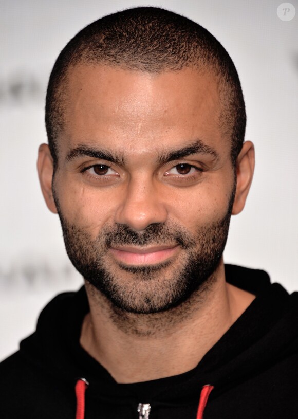 Tony Parker rencontre ses fans lors d'une séance de dédicaces à l'occasion du Basket Ball Day à l'Atelier Renault, sur les Champs-Elysées à Paris, le 23 septembre 2015, marquant la fin de l'EuroBasket 2015.