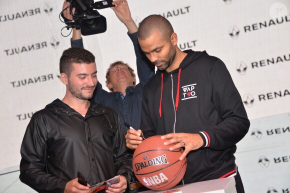 Tony Parker rencontre ses fans lors d'une séance de dédicaces à l'occasion du Basket Ball Day à l'Atelier Renault, sur les Champs-Elysées à Paris, le 23 septembre 2015, marquant la fin de l'EuroBasket 2015.