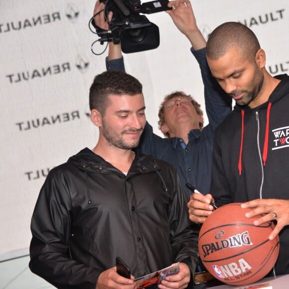 Tony Parker rencontre ses fans lors d'une séance de dédicaces à l'occasion du Basket Ball Day à l'Atelier Renault, sur les Champs-Elysées à Paris, le 23 septembre 2015, marquant la fin de l'EuroBasket 2015.