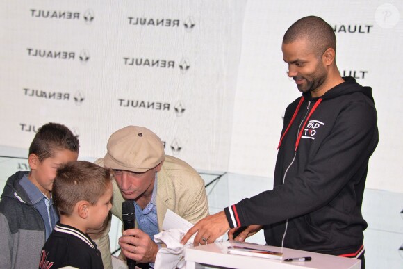 Tony Parker rencontre ses fans lors d'une séance de dédicaces à l'occasion du Basket Ball Day à l'Atelier Renault, sur les Champs-Elysées à Paris, le 23 septembre 2015, marquant la fin de l'EuroBasket 2015.