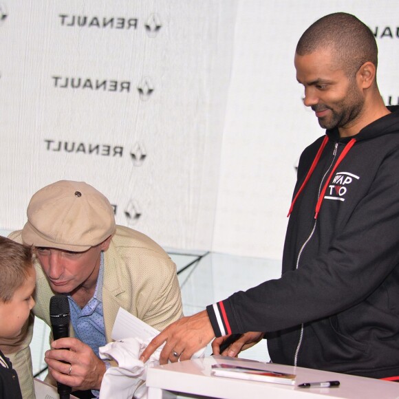 Tony Parker rencontre ses fans lors d'une séance de dédicaces à l'occasion du Basket Ball Day à l'Atelier Renault, sur les Champs-Elysées à Paris, le 23 septembre 2015, marquant la fin de l'EuroBasket 2015.