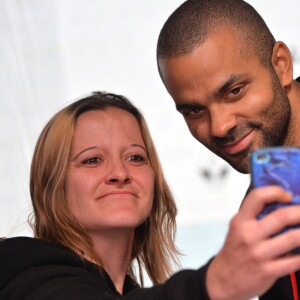 Tony Parker rencontre ses fans lors d'une séance de dédicaces à l'occasion du Basket Ball Day à l'Atelier Renault, sur les Champs-Elysées à Paris, le 23 septembre 2015, marquant la fin de l'EuroBasket 2015.