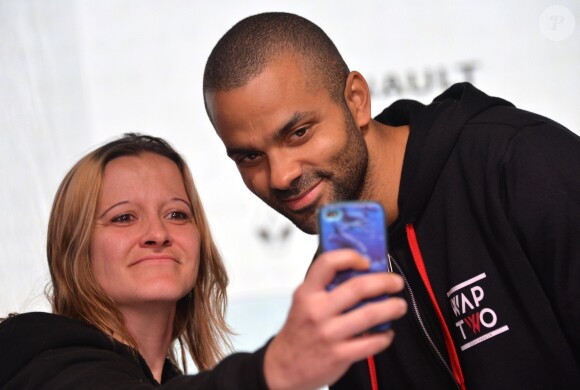 Tony Parker rencontre ses fans lors d'une séance de dédicaces à l'occasion du Basket Ball Day à l'Atelier Renault, sur les Champs-Elysées à Paris, le 23 septembre 2015, marquant la fin de l'EuroBasket 2015.