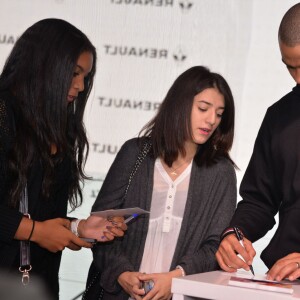 Tony Parker rencontre ses fans lors d'une séance de dédicaces à l'occasion du Basket Ball Day à l'Atelier Renault, sur les Champs-Elysées à Paris, le 23 septembre 2015, marquant la fin de l'EuroBasket 2015.