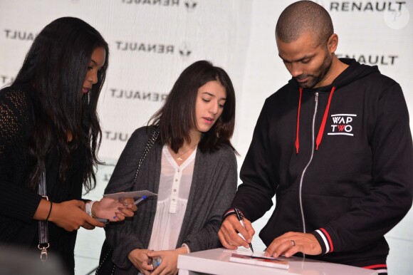 Tony Parker rencontre ses fans lors d'une séance de dédicaces à l'occasion du Basket Ball Day à l'Atelier Renault, sur les Champs-Elysées à Paris, le 23 septembre 2015, marquant la fin de l'EuroBasket 2015.