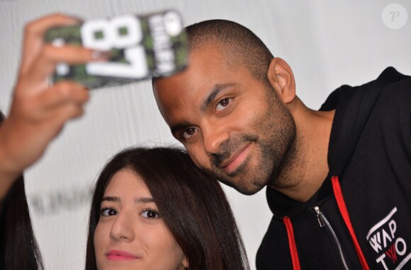 Tony Parker rencontre ses fans lors d'une séance de dédicaces à l'occasion du Basket Ball Day à l'Atelier Renault, sur les Champs-Elysées à Paris, le 23 septembre 2015, marquant la fin de l'EuroBasket 2015.