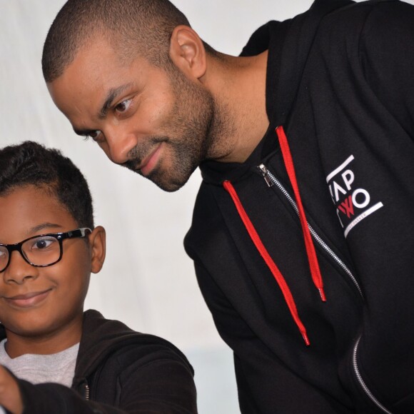 Tony Parker rencontre ses fans lors d'une séance de dédicaces à l'occasion du Basket Ball Day à l'Atelier Renault, sur les Champs-Elysées à Paris, le 23 septembre 2015, marquant la fin de l'EuroBasket 2015.