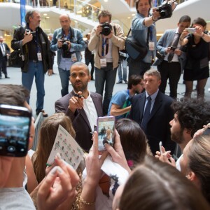 Tony Parker présente l'équipe de l'ASVEL à Lyon au centre commercial Part-Dieu le 22 septembre 2015.