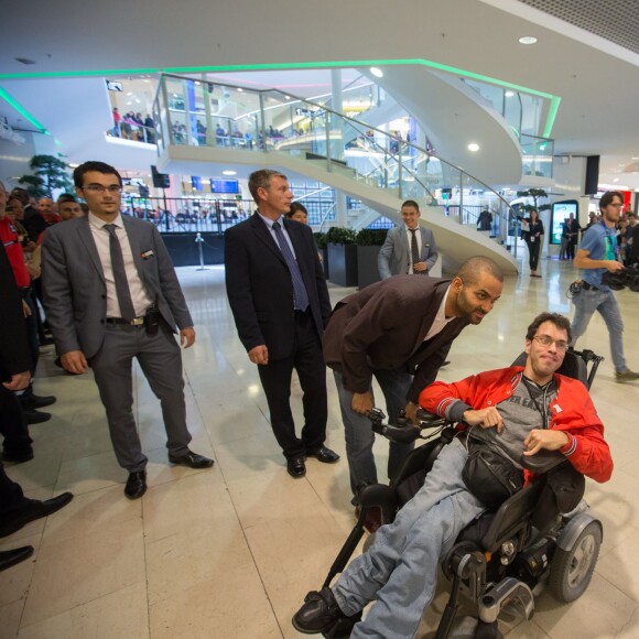 Tony Parker présente l'équipe de l'ASVEL à Lyon au centre commercial Part-Dieu le 22 septembre 2015.