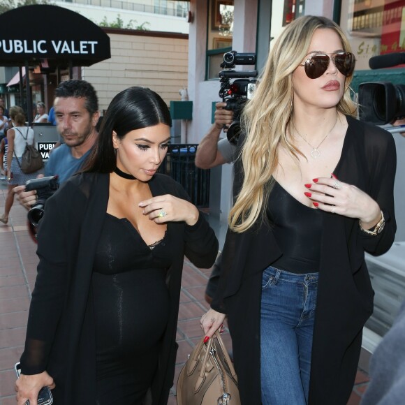 Kim et sa soeur Khloe Kardashian retrouvaient leur mère Kris Jenner, accompagné de son homme Corey Gamble, pour l'anniversaire de leur grand-mère Mary Jo chez George à The Cove, à San Diego, le 22 septembre 2015
