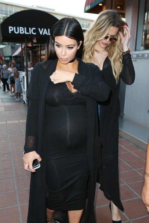 Kim, enceinte, et sa soeur Khloe Kardashian retrouvaient leur mère Kris Jenner, accompagné de son homme Corey Gamble, pour l'anniversaire de leur grand-mère Mary Jo chez George à The Cove, à San Diego, le 22 septembre 2015