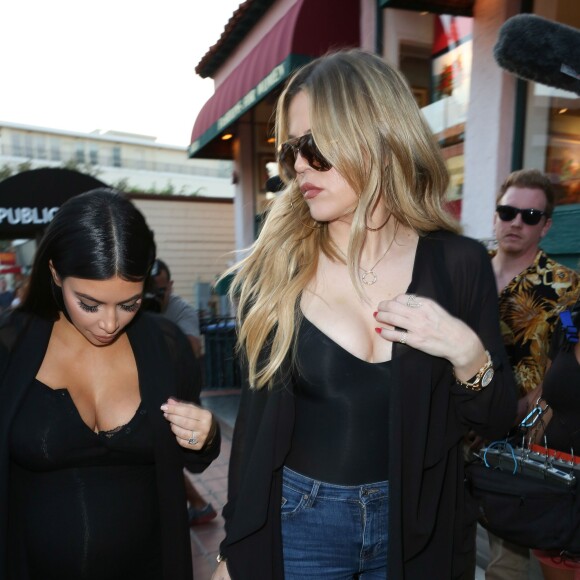 Kim et sa soeur Khloe Kardashian retrouvaient leur mère Kris Jenner, accompagné de son homme Corey Gamble, pour l'anniversaire de leur grand-mère Mary Jo chez George à The Cove, à San Diego, le 22 septembre 2015