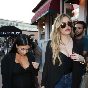 Kim et sa soeur Khloe Kardashian retrouvaient leur mère Kris Jenner, accompagné de son homme Corey Gamble, pour l'anniversaire de leur grand-mère Mary Jo chez George à The Cove, à San Diego, le 22 septembre 2015