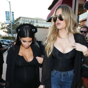 Kim Kardashian, sa soeur Khloe et son incroyable décolleté retrouvaient leur mère Kris Jenner, accompagné de son homme Corey Gamble, pour l'anniversaire de leur grand-mère Mary Jo chez George à The Cove, à San Diego, le 22 septembre 2015