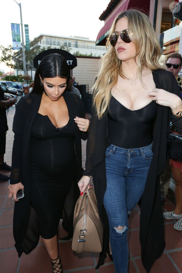 Kim Kardashian, sa soeur Khloe et son incroyable décolleté retrouvaient leur mère Kris Jenner, accompagné de son homme Corey Gamble, pour l'anniversaire de leur grand-mère Mary Jo chez George à The Cove, à San Diego, le 22 septembre 2015
