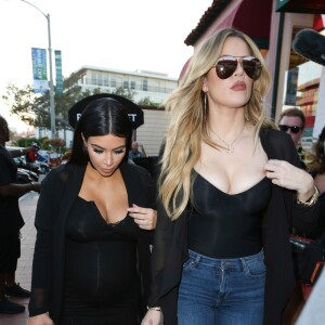 Kim et sa soeur Khloe Kardashian retrouvaient leur mère Kris Jenner, accompagné de son homme Corey Gamble, pour l'anniversaire de leur grand-mère Mary Jo chez George à The Cove, à San Diego, le 22 septembre 2015