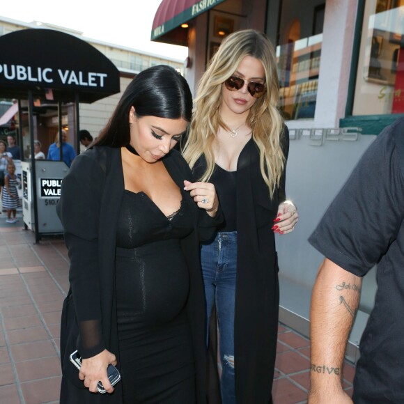 Kim et sa soeur Khloe Kardashian retrouvaient leur mère Kris Jenner, accompagné de son homme Corey Gamble, pour l'anniversaire de leur grand-mère Mary Jo chez George à The Cove, à San Diego, le 22 septembre 2015