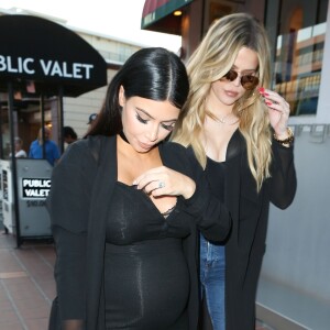 Kim et sa soeur Khloe Kardashian retrouvaient leur mère Kris Jenner, accompagné de son homme Corey Gamble, pour l'anniversaire de leur grand-mère Mary Jo chez George à The Cove, à San Diego, le 22 septembre 2015