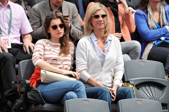Michèle Laroque et sa fille Oriane aux Internationaux de France de tennis de Roland Garros à Paris, le 29 mai 2014.