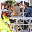 Ben Affleck en compagnie de ses enfants Violet, Seraphina et Samuel, et de leur nouvelle nounou, déjeunent à Brentwood Los Angeles, le 26 septembre 2015