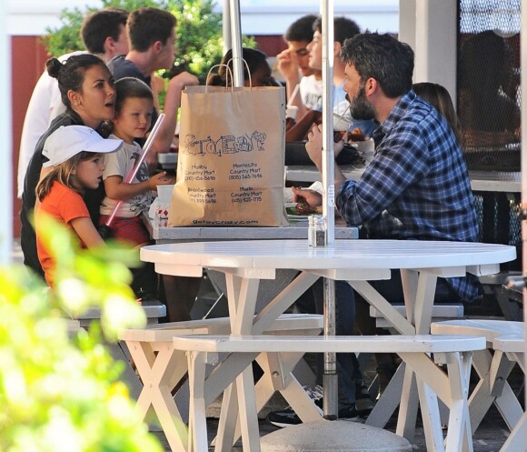 Ben Affleck en compagnie de ses enfants Violet, Seraphina et Samuel, et de leur nouvelle nounou, déjeunent à Brentwood Los Angeles, le 26 septembre 2015