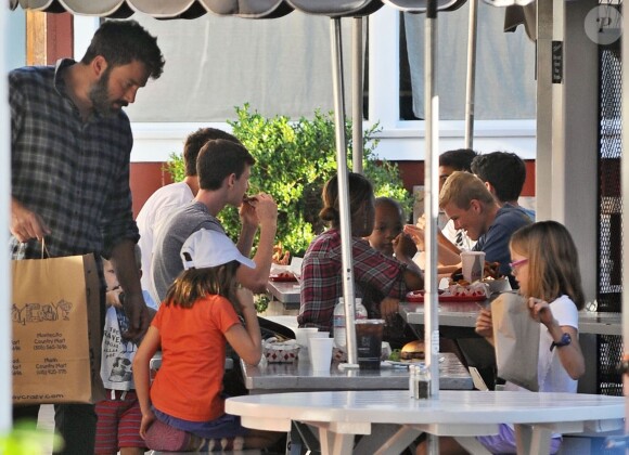 Ben Affleck en compagnie de ses enfants Violet, Seraphina et Samuel à Brentwood, Los Angeles, le 26 septembre 2015