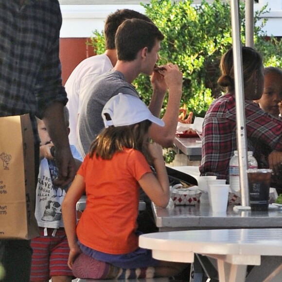 Ben Affleck en compagnie de ses enfants Violet, Seraphina et Samuel à Brentwood, Los Angeles, le 26 septembre 2015