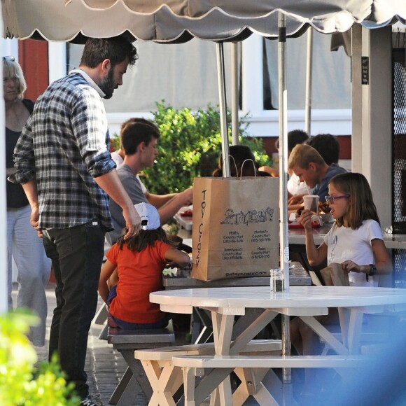Ben Affleck en compagnie de ses enfants Violet, Seraphina et Samuel déjeunent à Brentwood Los Angeles, le 26 septembre 2015