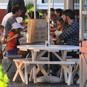 Ben Affleck en compagnie de ses enfants Violet, Seraphina et Samuel déjeunent à Brentwood Los Angeles, le 26 septembre 2015