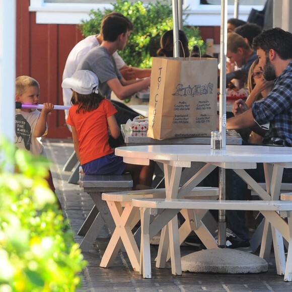 Ben Affleck en compagnie de ses enfants Violet, Seraphina et Samuel déjeunent à Brentwood Los Angeles, le 26 septembre 2015