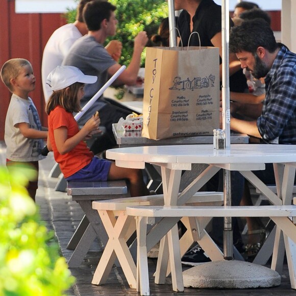 Ben Affleck en compagnie de ses enfants Violet, Seraphina et Samuel déjeunent à Brentwood Los Angeles, le 26 septembre 2015